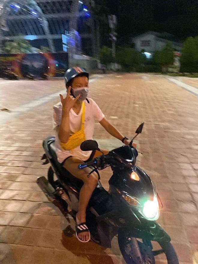  
Seunghoon qua Việt Nam lái xe máy "đi phượt" chuẩn dân chơi. (Ảnh: K Crush)