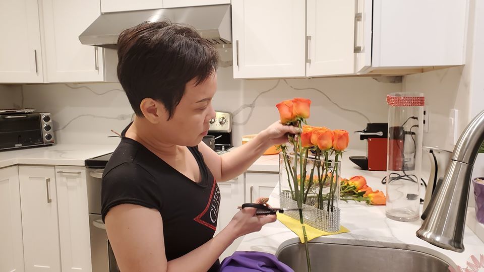  
Nữ nghệ sĩ đứng tại bếp để cắt từng cành hoa cắm cho đẹp mắt. - Tin sao Viet - Tin tuc sao Viet - Scandal sao Viet - Tin tuc cua Sao - Tin cua Sao