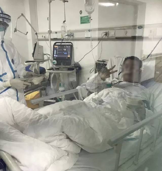  
Hình ảnh bác sĩ 29 tuổi trong khi nhập viện điều trị (Ảnh: People's daily)