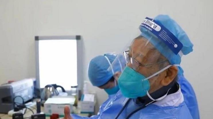  
Ở tuổi "gần đất xa trời", Giáo sư Đổng vẫn kiên quyết bám trụ lại bệnh viện để tiếp tục công việc khám chữa bệnh. (Ảnh: Sina).