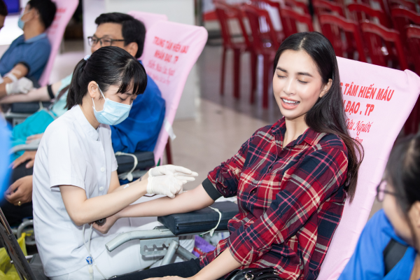 Biểu cảm đáng yêu của Hoa hậu Trần Tiểu Vy khi tham gia hiến máu