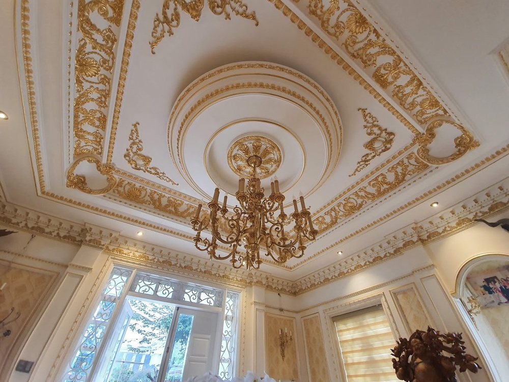  
rên trần nhà, góc tường và các họa tiết trang trí đều được mạ vàng 24k.
