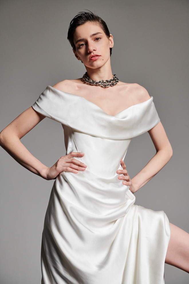  
Cận cảnh bộ váy cưới sử dụng chất liệu lụa cao cấp với điểm nhấn xoắn hông theo phong cách Hy Lạp. 