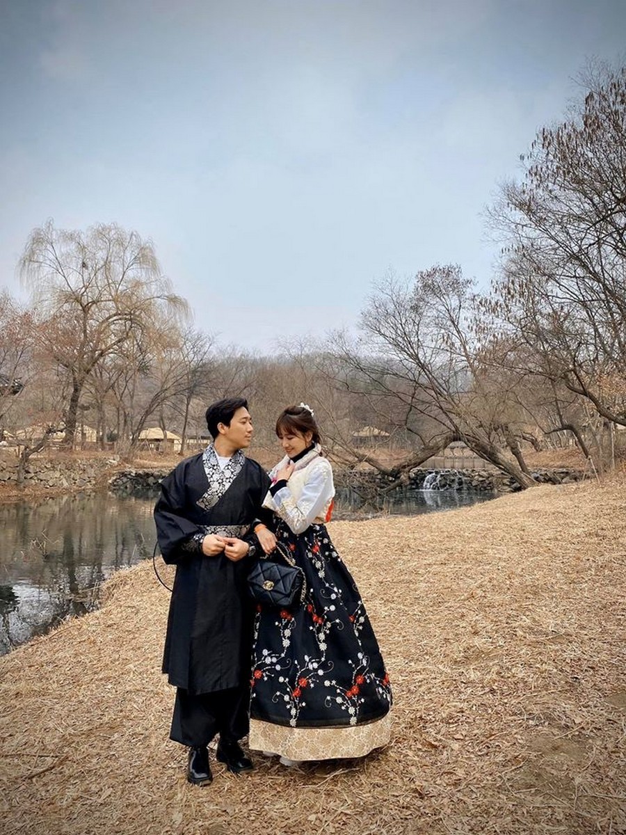  
Cặp sao diện Hanbok - trang phục truyền thống của người Hàn Quốc.