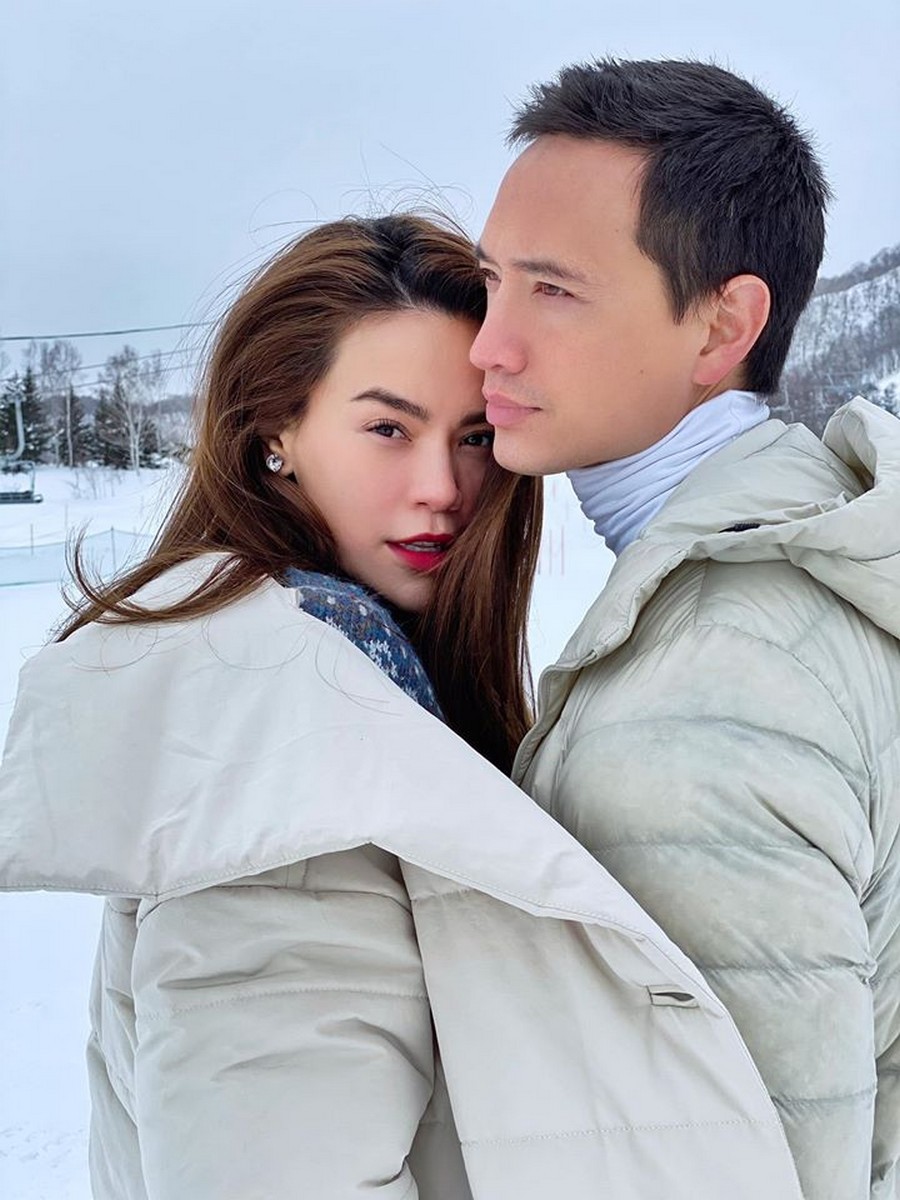  
Hồ Ngọc Hà cũng vừa chia sẻ khoảnh khắc đẹp như tranh của mình và Kim Lý trong chuyến du lịch Nhật Bản mới đây. Thiết kế áo phao trắng hòa trong tuyết làm nổi bật nhan sắc "không phải dạng vừa" của cả hai. 