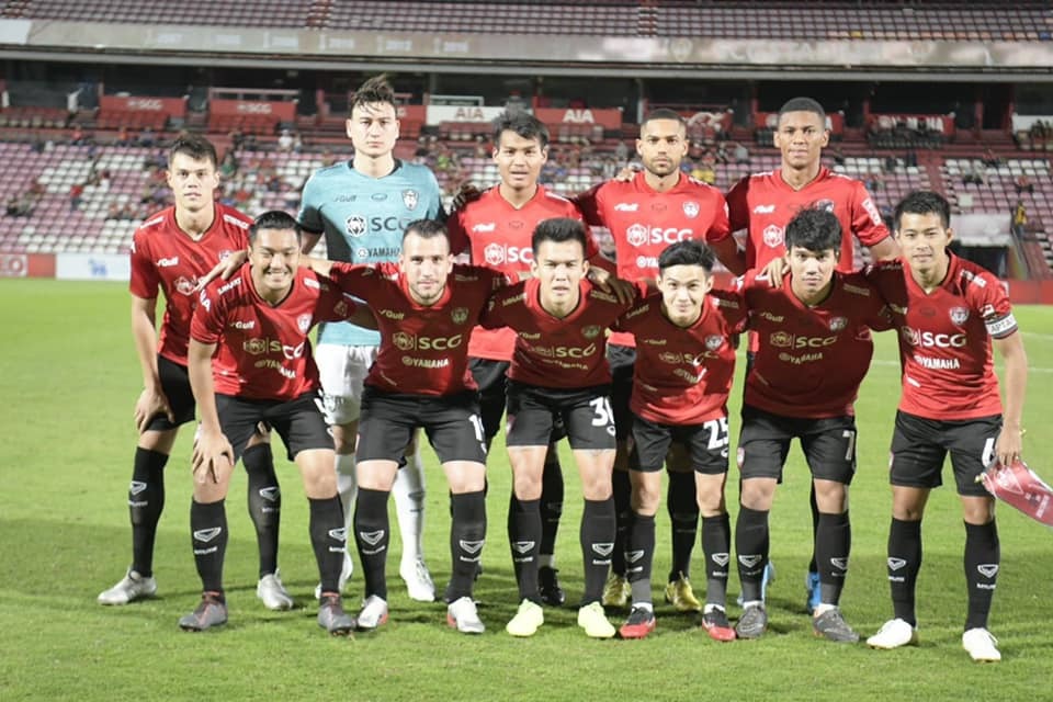  
Văn Lâm thường xuyên được ra sân bắt chính ở CLB. (Ảnh: Muangthong United FC.).