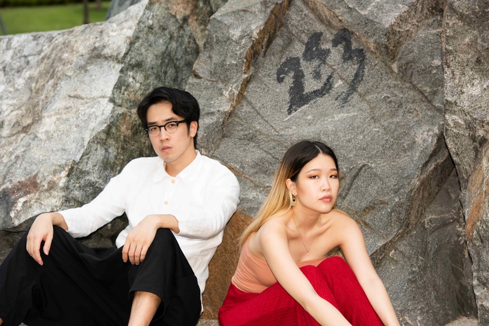  
Sự kết hợp hài hòa giữa Charlie Lim và Linying mang đến một Hummingbird êm ả, bắt tai. Ảnh: Universal Music Group