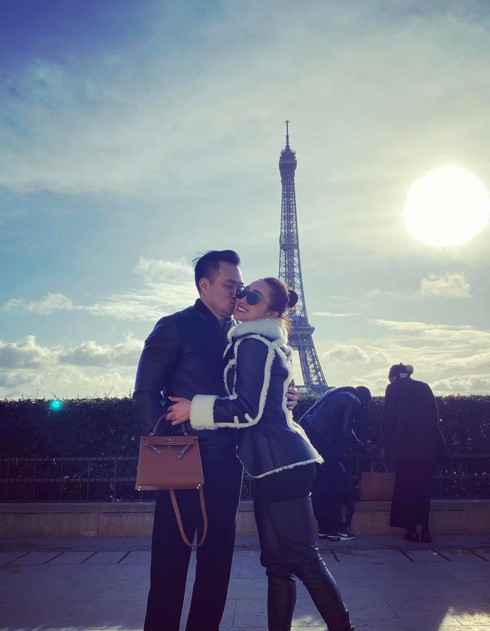  
Cặp đôi không quên ghi lại khoảnh khắc đẹp tại tháp Eiffel.  - Tin sao Viet - Tin tuc sao Viet - Scandal sao Viet - Tin tuc cua Sao - Tin cua Sao