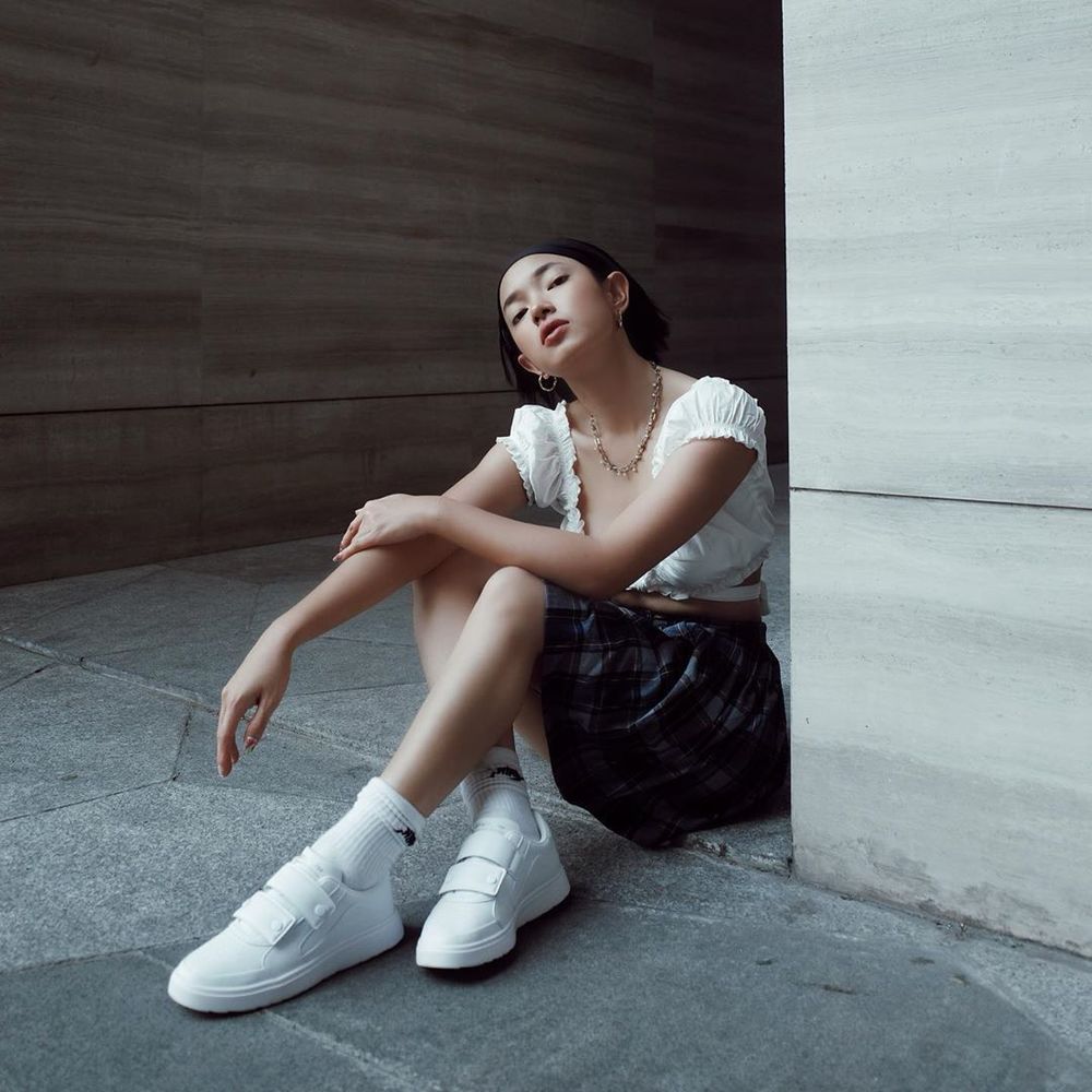  
Châu Bùi chứng tỏ đẳng cấp Fashion icon đình đám nhất giới trẻ Việt thời điểm hiện tại, cô phối áo croptop, chân váy kẻ và sneaker trắng. 