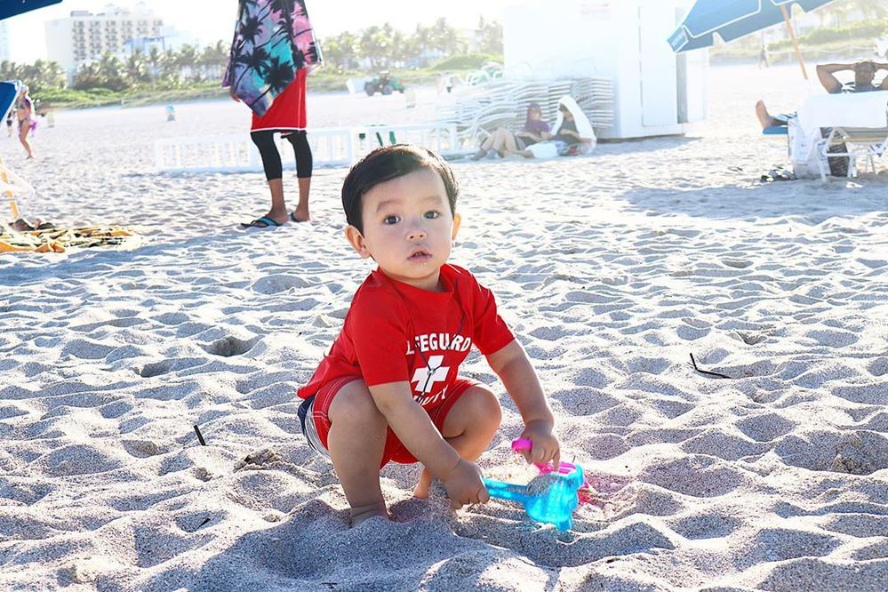 Con trai Phạm Hương thích thú khi được mẹ đưa đi chơi biển ở Mỹ