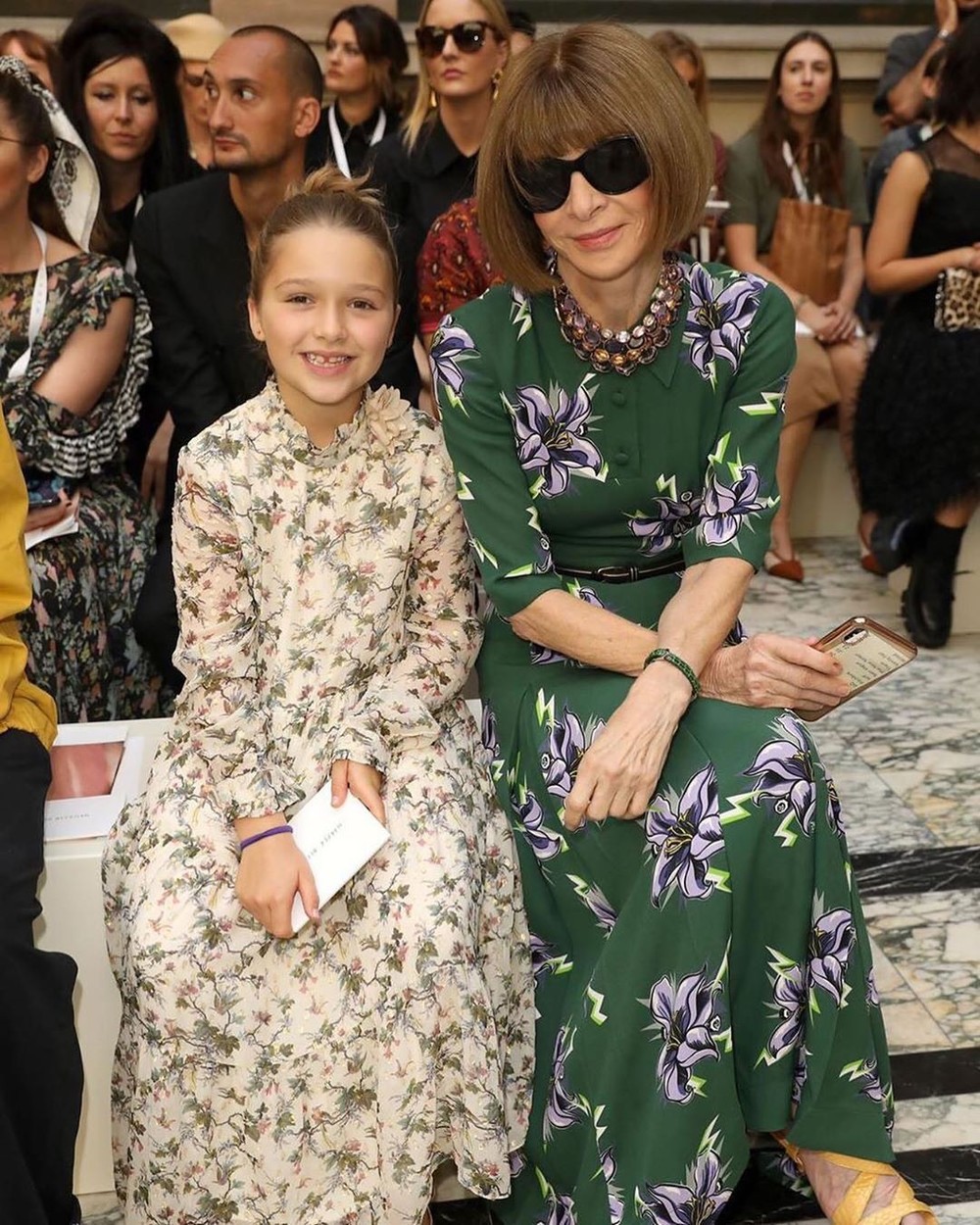  
Harper từng nhiều lần ngồi cạnh Anna Wintour – tổng biên tập Vogue Mỹ khi dự show của mẹ Vic.