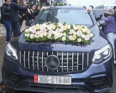  
Duy Mạnh đón dâu bằng chiếc xe Mercedes Benz GLC 300 được trang trí đơn giản.