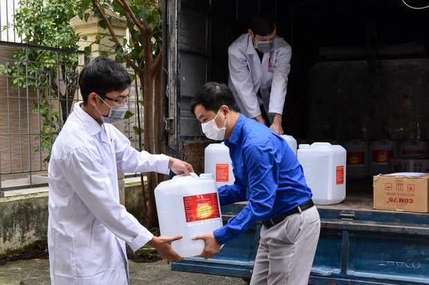  
Nhà trường trao tặng 500 lít dung dịch sát khuẩn cho người dân ở vùng dịch. (Ảnh: ĐH Bách khoa Hà Nội)