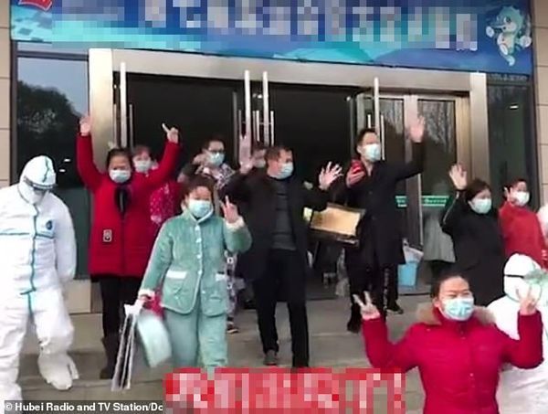  Người dân Trung Quốc vui mừng vì bản thân đã được chữa khỏi.
