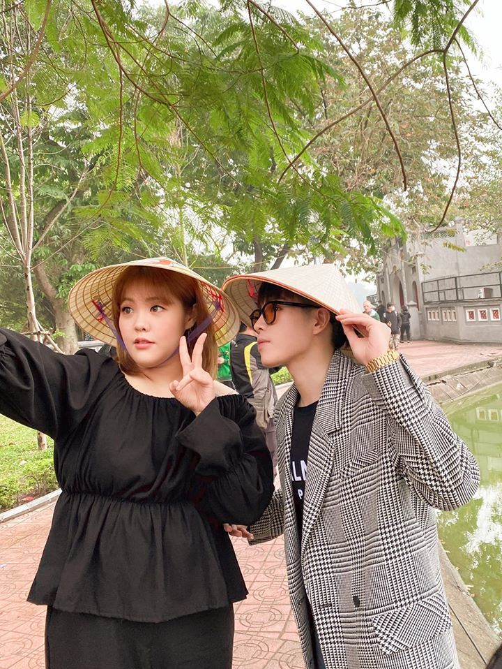  
Hình ảnh Đức Phúc và Yang Soobin đội nón lá được fan yêu thích.