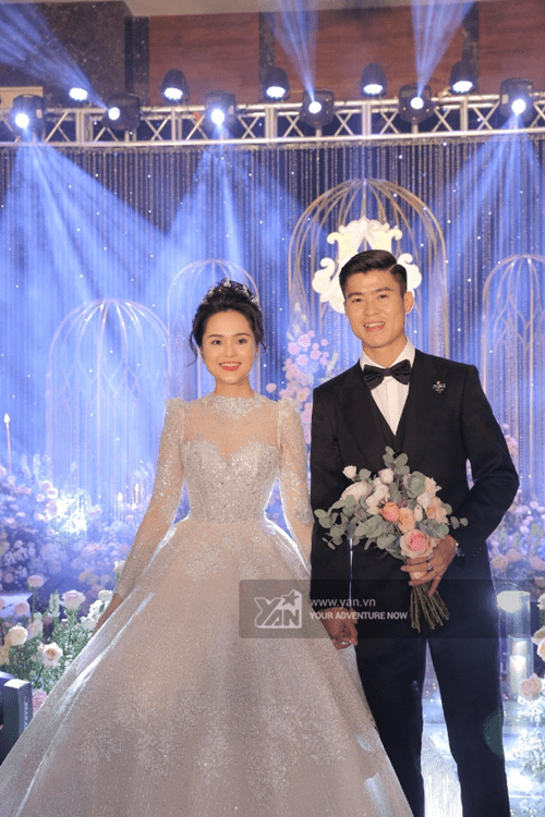  
Quỳnh Anh và Duy Mạnh hạnh phúc tại đám cưới. (Ảnh: YAN).