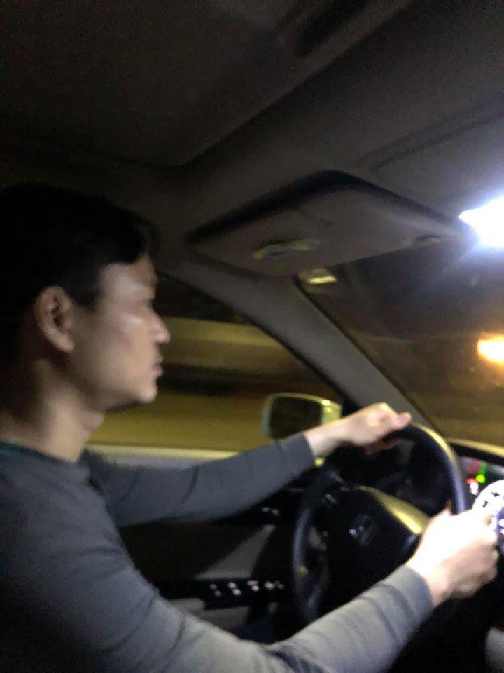  
Đình Bảo đang lái xe cùng vợ đến địa điểm cách ly. (Ảnh: FBNV)