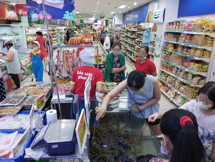  
Các trung tâm mua sắm, siêu thị đồng loạt giảm giá tôm hùm xanh. (Ảnh: Thị trường) ​