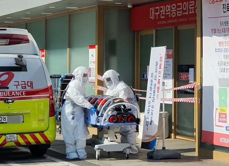  
Nhân viên y tế cách ly bệnh nhân nghi nhiễm nCoV đến  Bệnh viện Đại học Quốc gia Kyungpook. (Ảnh: Yonhap News) 