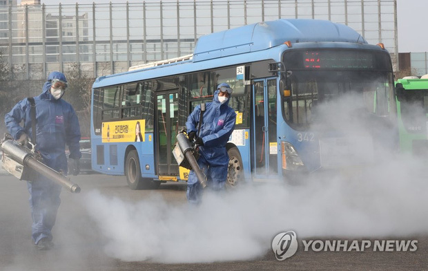  
Hàn Quốc tiến hành phun khử khuẩn và yêu cầu mọi người sống tại Daegu ở yên trong nhà. (Ảnh: Yonhap).