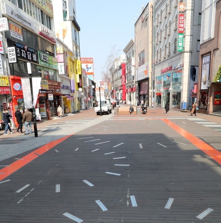  
Con phố tại Hàn Quốc vắng vẻ hơn bình thường sau khi dịch Covid-19 bùng phát. (Ảnh: Twitter).
