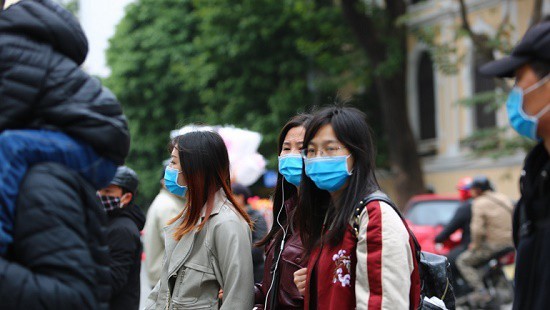  
Người dân được khuyến cáo nên đeo khẩu trang khi đi ra ngoài để tránh lây nhiễm virus (Ảnh minh họa: Ngày nay)