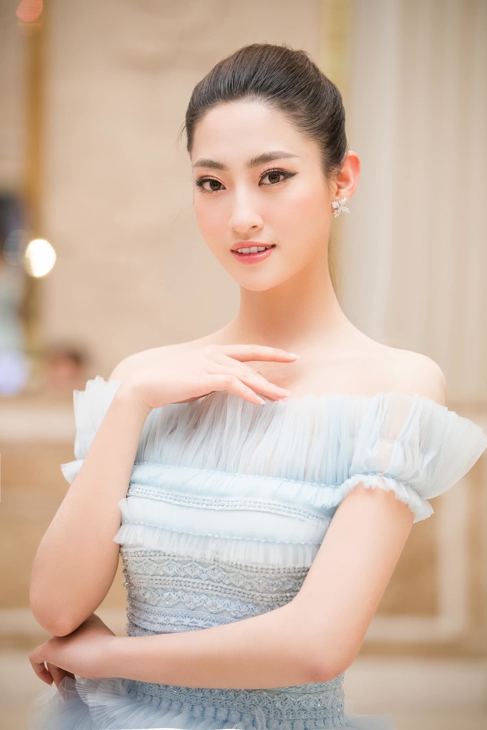  
Lương Thùy Linh trong chiếc váy xanh công chúa. 