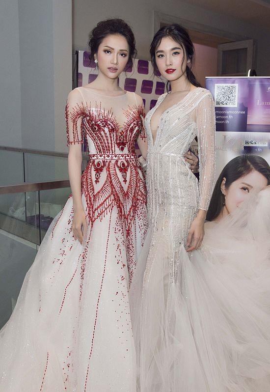  
Hương Giang cũng có dip gặp gỡ Nong Poy khi được mời tham dự chung kết Miss Tiffany's Universe 2018 tại Thái Lan. 
