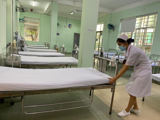  
Nhân viên Bệnh viện Quận Bình Tân chuẩn bị phòng cách ly (Ảnh: Người lao động)