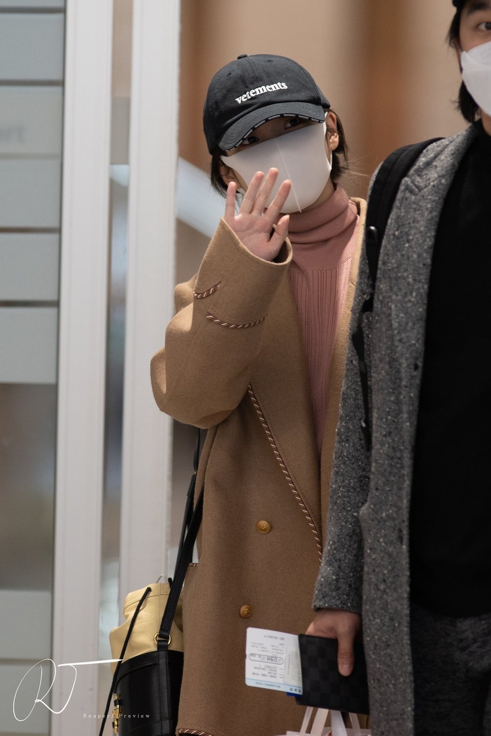  
IU diện đồ Gucci khi xuất hiện tại sân bay Hàn Quốc.