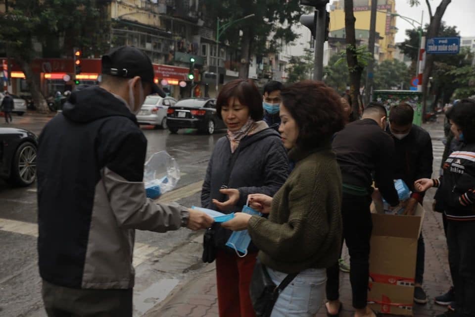  
Người dân nhận khẩu trang từ tay Khắc Việt - Tin sao Viet - Tin tuc sao Viet - Scandal sao Viet - Tin tuc cua Sao - Tin cua Sao