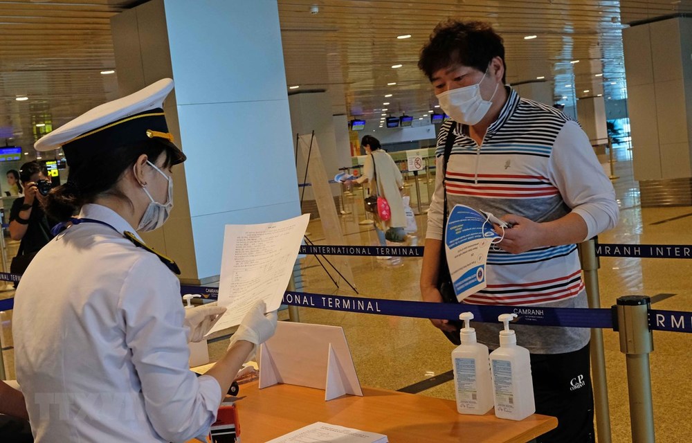  
Hành khách đi từ Hàn Quốc nhập cảnh vào Việt Nam đều phải làm khai báo y tế bắt buộc (Ảnh: TTXVN)