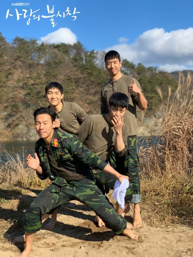  
Yang Kyung Won tự mình tắm nắng cho làn da đen đi để có được hình tượng quân nhân chân thực nhất. Ảnh: tvN