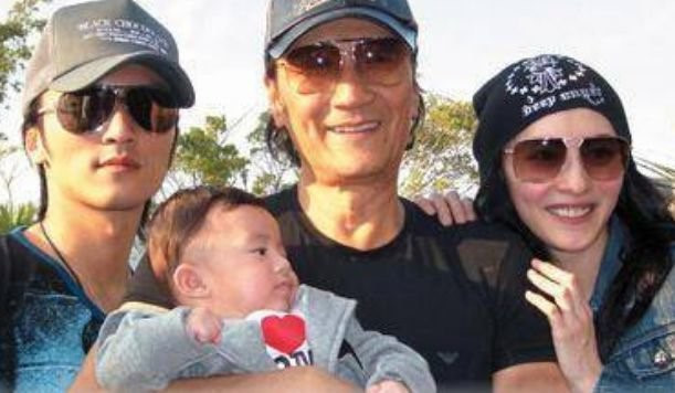 
Nghệ sĩ Tạ Hiền chụp cùng con trai - con dâu và cháu nội