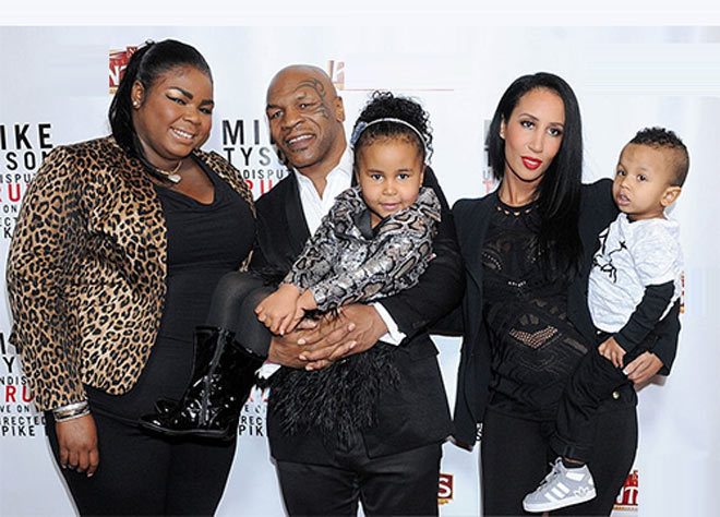  
Gia đình của Mike Tyson chụp ảnh cùng nhau. (Ảnh: The Sun) 