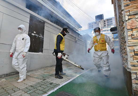  
Hàn Quốc đang tiến hành khử trùng thành phố Deagu - nơi chiếm tới hơn 80% ca nhiễm.