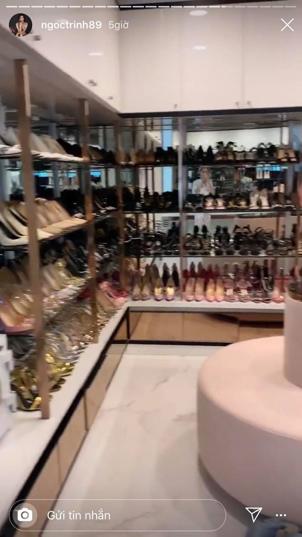  
Hàng trăm đôi giày của nhiều nhãn hàng nổi tiếng và các mẫu dáng khác nhau đang được người nhà của cô sắp xếp ngay ngắn. - Tin sao Viet - Tin tuc sao Viet - Scandal sao Viet - Tin tuc cua Sao - Tin cua Sao
