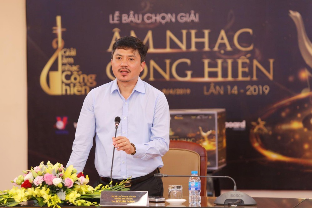  
Nhà báo Lê Xuân Thành trong buổi họp báo Cống Hiến 2019.