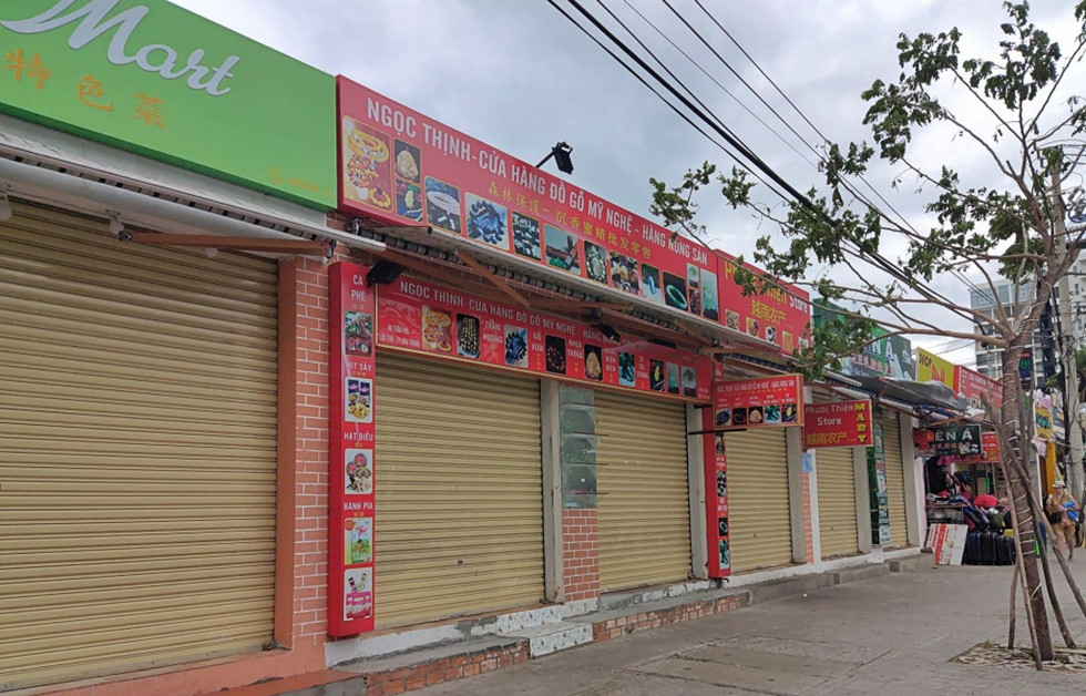 Các cửa hàng trên phố Tàu cũng đóng cửa vì ế ẩm.