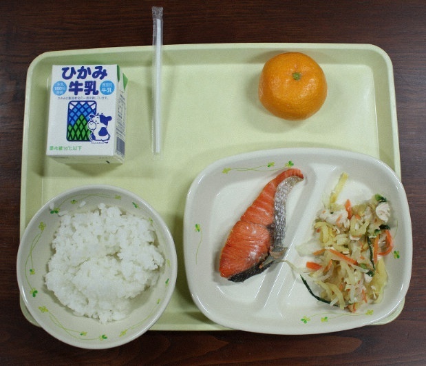  
Một suất cơm đầy đủ của học sinh Nhật Bản. (Ảnh: Mainichi)