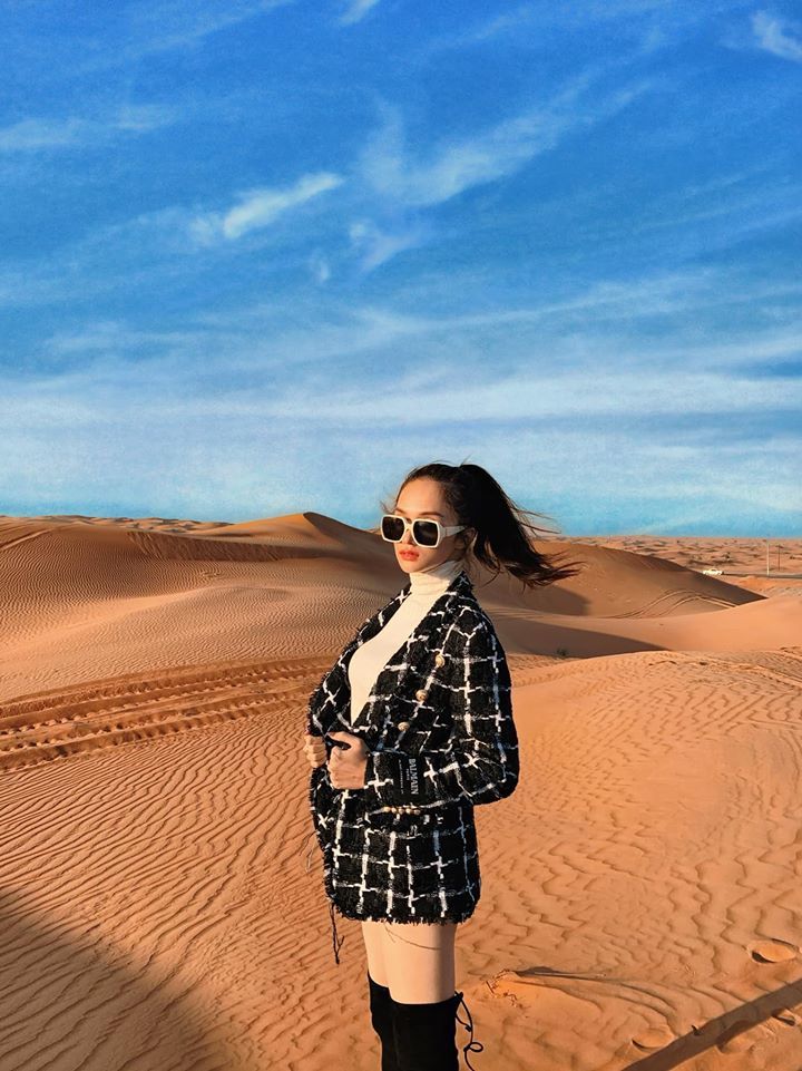  
Thiết kế đi sa mạc như chụp ảnh tạp chí của Hương Giang, chiếc áo khoác của Balmain đen sọc trắng được Hương Giang mix cùng boot cao qua gối. 