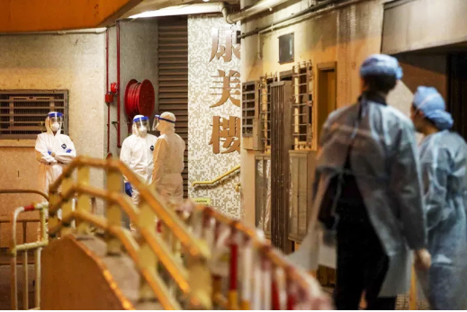  
Giới y tế Hong Kong sơ tán người dân và tiến hành kiểm tra, xét nghiệm đường ống của chung cư