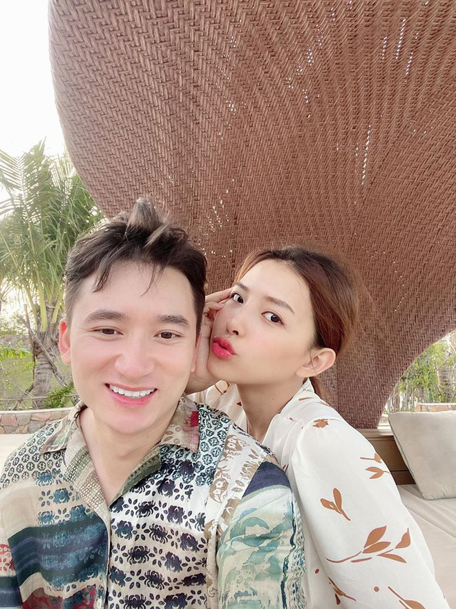  
Phan Mạnh Quỳnh và bạn gái - Khánh Vy.