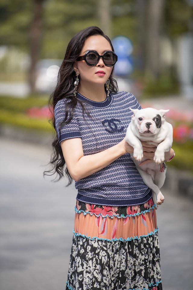  
Phượng Chanel xuống phố cùng thú cưng.