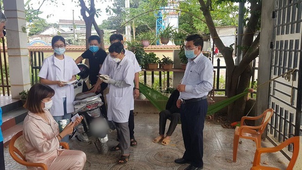  
Đoàn cán bộ y tế huyện Tuyên Hóa tới tận nhà hướng dẫn du học sinh trở về từ Hàn Quốc tự cách ly (Ảnh: Net News)