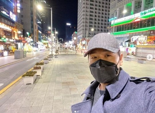  
Kim Poong đăng ảnh chụp lại đường phố vắng vẻ. (Ảnh: Twitter).