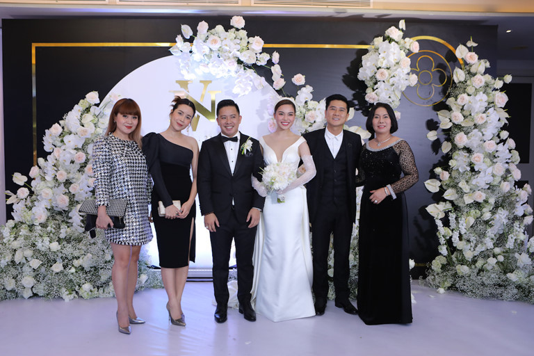  
Đám cưới Giang Hồng Ngọc hồi đầu tháng 11 cũng yêu cầu khách mười diện trang phục trắng đen. 