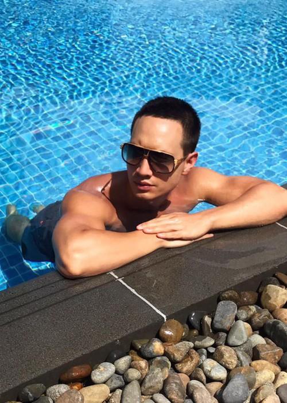  
Kim Lý lại chọn chiếc quần short đen đơn giản để đi bơi, nam diễn viên không quên đeo mắt kính đen to bản để tăng tính thời trang. 