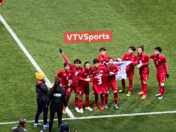  
Cầu thủ nữ ăn mừng chiến thắng sau pha lập công của Vạn Sự (Ảnh: VTV Sport)