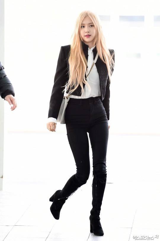  
Rosé có mặt ở sân bay sang nay để sang Paris tham dự sự kiện thời trang.